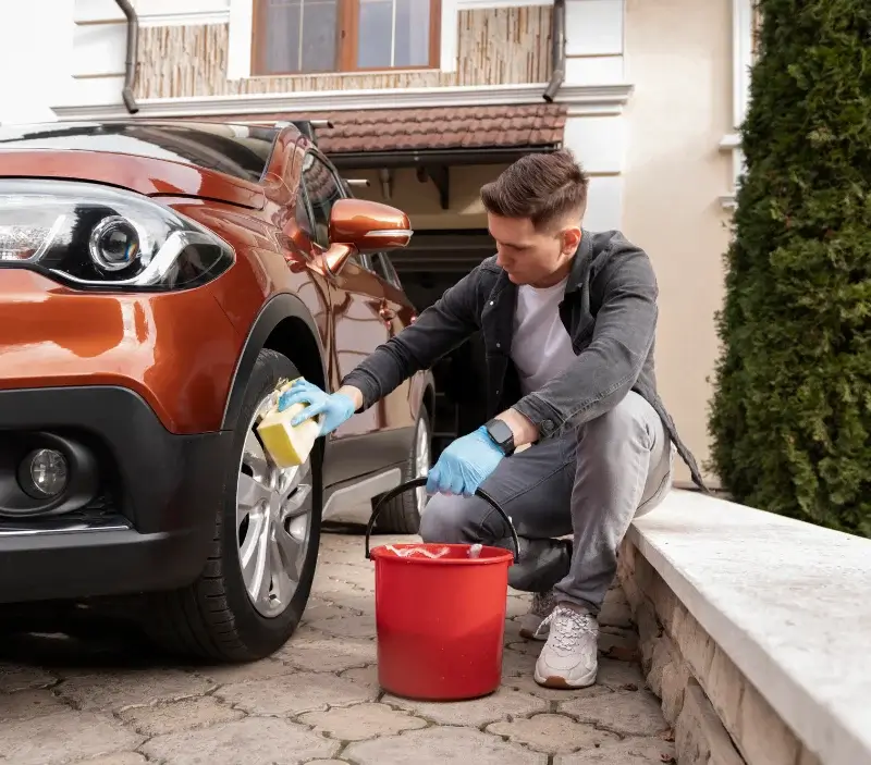Lavage auto à domicile Faye-la-Vineuse : professionnel intervenant sur un véhicule